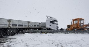 Van'da kar yağışı kazaları beraberinde getirdi