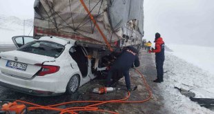 Otomobil tıra arkadan çarptı: 2 ölü, 1 yaralı