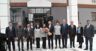 Bakan Yardımcısı Yılmaz projeleri uzayda test edilecek Muşlu öğrencilerle bir araya geldi