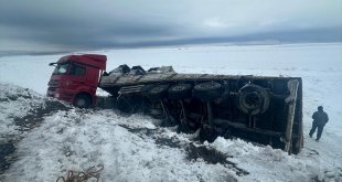 Bitlis'te otomobilin tıra çarpması sonucu 2 kişi hayatını kaybetti