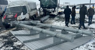 Ağrı'da yolcu otobüsü ile kamyonetin karıştığı kazada 11 kişi yaralandı