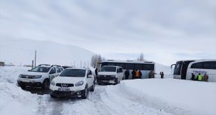 Ağrı-Van kara yolunda kar ve tipi ulaşımı aksatıyor