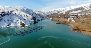 Erzincan'daki Göyne Sulama Barajı buzla kaplandı