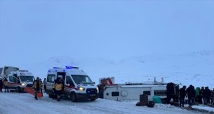 Ağrı'da İranlı yolcuları taşıyan otobüsün devrildiği kazada 10 kişi yaralandı