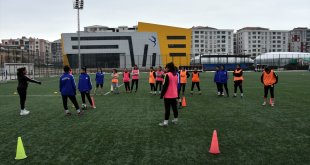 Üst ligleri hedefleyen Vanlı kız futbolcular, milli takım hayali kuruyor
