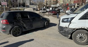 Elazığ'da minibüs ile otomobilin çarpıştığı kazada 1 kişi yaralandı