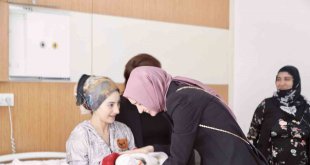 Ağrı Valisi Koç ve eşi, halkın gönlünü fethediyor