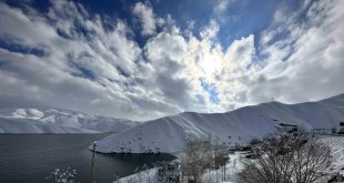 Karla kaplanan Yüksekova Dilimli Barajı görüntüsüyle hayran bıraktı