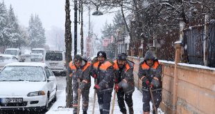 Yeşilyurt Belediyesi ekipleri, kar yağışına hızla müdahale ediyor
