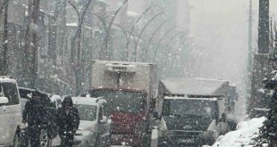 Yüksekova'da yoğun kar yağışı: Uçak seferleri iptal edildi