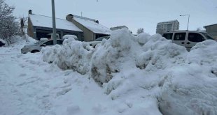 Tatvan'da biriken karlar yer yer 3 metreyi geçti