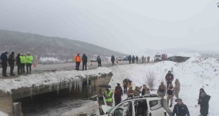 Erzincan'da Fiat marka hafif ticari araç ile midibüs çarpıştı: 1 ölü, 6'ı asker 9 yaralı