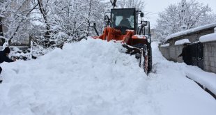 Tatvan'da karla mücadele sürüyor