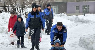 Polisler çocuklarla karda kaydı, kar topu ve futbol oynadı