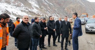 Hakkari Valisi Çelik, heyelan bölgesinde incelemelerde bulundu