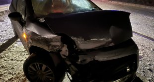 Erzurum'da bariyerlere çarpan otomobildeki 3 kişi yaralandı