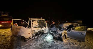 Bingöl'de kamyonet ile otomobilin çarpıştığı kazada 1 kişi öldü, 6 kişi yaralandı
