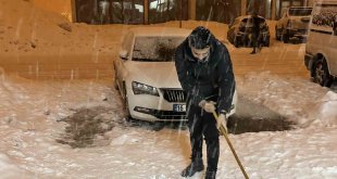 Yüksekova'da kar yağışı başladı