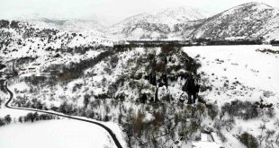 Karla beyaza bürünen Girlevik Şelalesi ziyaretçilerine görsel şölen sunuyor