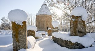 Van'daki Selçuklu Mezarlığı karla kaplandı