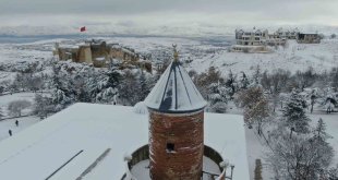 Medeniyetlerin beşiği Harput beyaza büründü, kartpostallık görüntüler oluştu