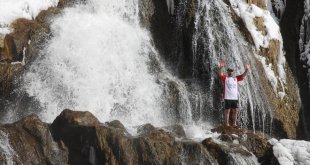 Dondurucu soğuğa rağmen Muradiye Şelalesi'nin döküldüğü alanda yüzdüler