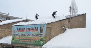 Yüksekova'da iş yeri sahipleri çatılarda biriken karı temizliyor