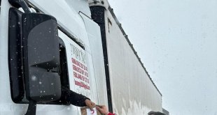 Yolda kalan araçlardaki vatandaşlara sıcak çay ve çorba ikramı