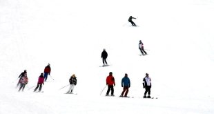 Ergan Dağı Kayak Merkezi'nde hafta sonu yoğunluğu