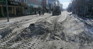 Kars'ta cadde ve sokaklarda biriken karlar kamyonlarla şehir dışına götürülüyor
