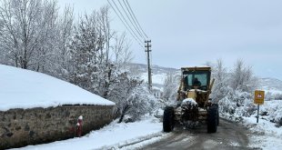 Karakoçan ilçesinde karla mücadele çalışması sürüyor