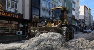 Kars'ta belediyenin karla mücadele mesaisi başladı
