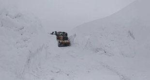 Askeri üs bölgesi yolunda 2 metreyi bulan karda zorlu çalışma