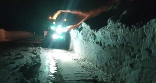 'Turuncu elbiseliler' gece iş başında: 3 metrelik karlı yolu açma çalışması