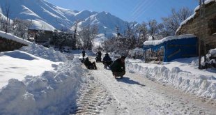 Gençler yaptıkları kızaklarla karın tadını çıkardı