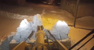 Erciş'te kapalı yollar tek tek açılıyor