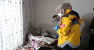 Erciş'te 95 yaşındaki hasta kadın için seferberlik