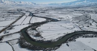Karasu Nehri'nin oluşturduğu mendereslerin çevresi karla kaplandı