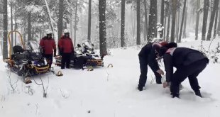 Kars'ta jandarma yaban hayvanlarına yiyecek bıraktı