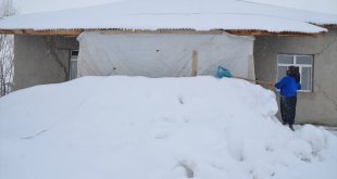 Hakkari'nin köylerinde tek katlı evler ve ahırlar karla kaplandı