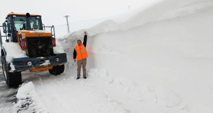 Van, Hakkari ve Muş'ta metrelerce kar altındaki yollarda çalışmalar sürüyor
