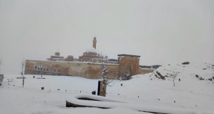 Tarihi İshak Paşa Sarayı'ndan kar manzaraları
