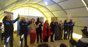 Malatya'da polislerden depremzede çocuklara tiyatro gösterisi