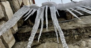 Ağrı'da dev buz sarkıtları oluştu