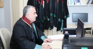 On yıl şoför olarak çalıştığı adliyede üç yıldır avukatlık yapıyor