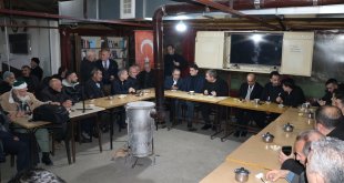 Erzincan Valisi Aydoğdu ortamından etkilendiği çay ocağına kitaplık yaptırdı