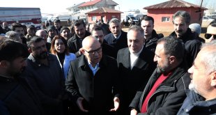 Ağrı Valisi ve Belediye Başkanı, Canlı Hayvan Borsasında Besicilerle Buluştu