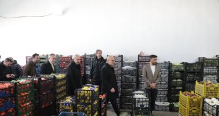 Ağrı Valisi ve Belediye Başkanı, Sebze ve Meyve Halinde Esnafla Buluştu