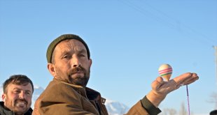 Ağrı'da köylüler unutulmaya yüz tutan 'topaç' oyununu oynuyor