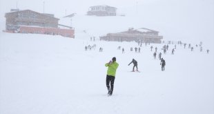 Hakkari'deki kayak merkezinde yarıyıl tatilinin son günü yoğunluk oluştu